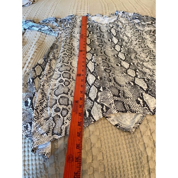 Green Envelope Women’s Blouse Plus Sz 1X Faux Snakeskin Pullover Top Long Sleeve - Picture 12 of 12